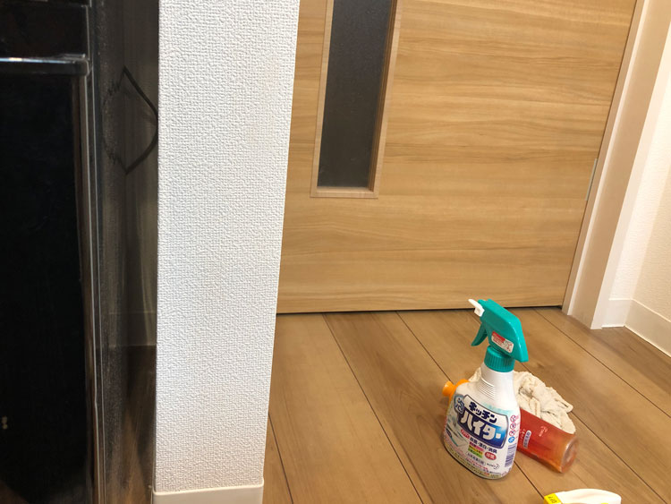 実験画像 キッチンの壁紙の汚れは何で落とす ハイター 洗剤 包丁アップ Up