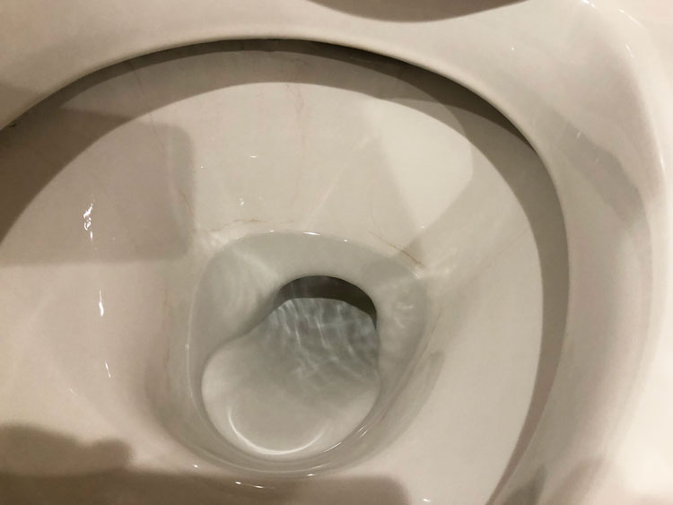 トイレの便器の中の汚れ。