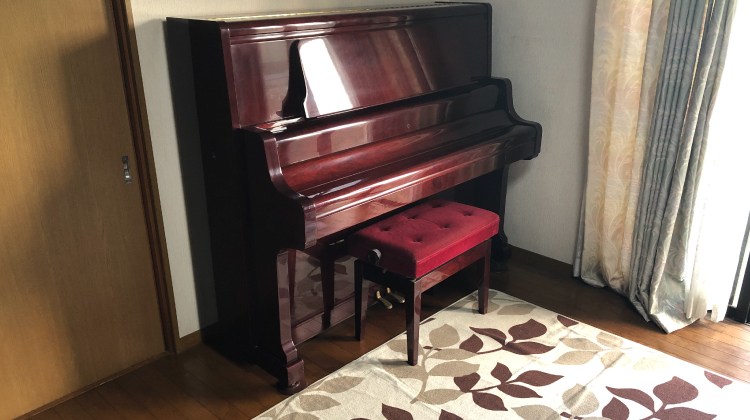 部屋に置いてある状態の実物ピアノ。